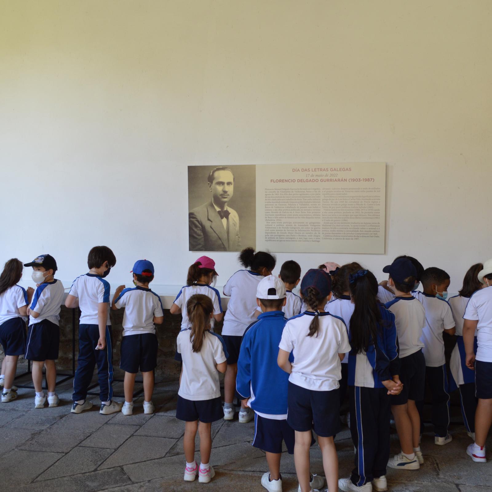 Escolares visitando a mostra das Letras Galegas 2022